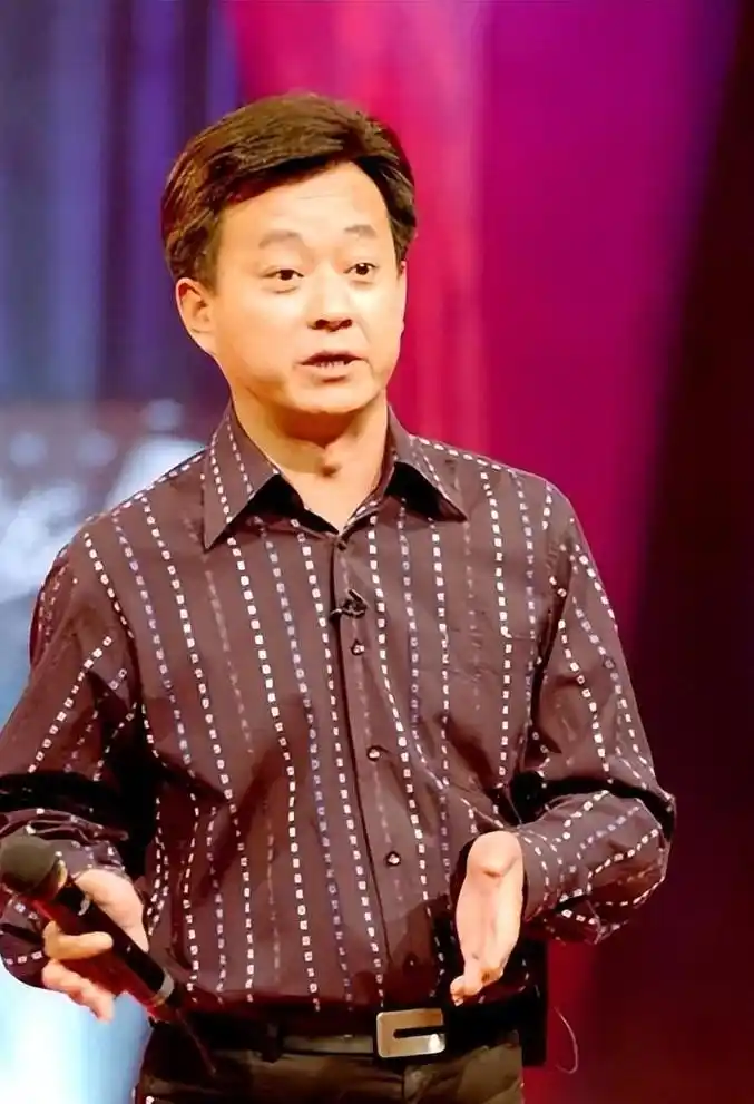 朱军:赢了官司,却输了事业 朱军,央视主持人,曾主持多届春晚,但却因