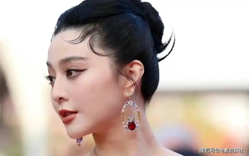 侧面更是无可挑剔,说她是画中走出来的人都无可厚非,细看,范冰冰的