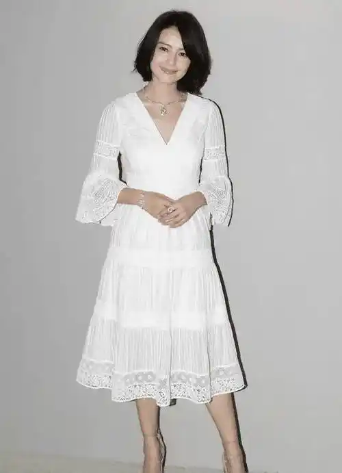 原创高圆圆不愧是气质女神穿白色连衣裙配波波头当妈后更有韵味