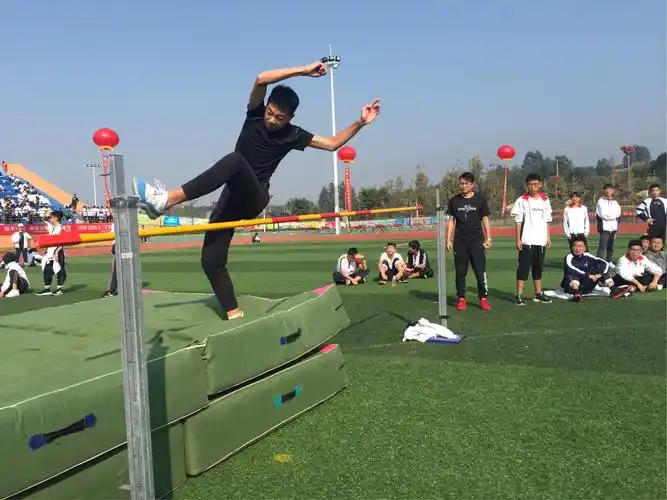 运动会跳高精彩瞬间