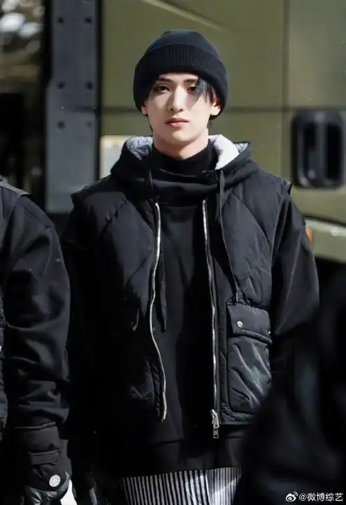 严浩翔录制节目#极限挑战#all black造型搭配黑色针织帽,这样酷酷的