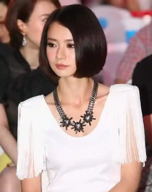 兼具清爽干练,妩媚性感—戚薇短发发型图片