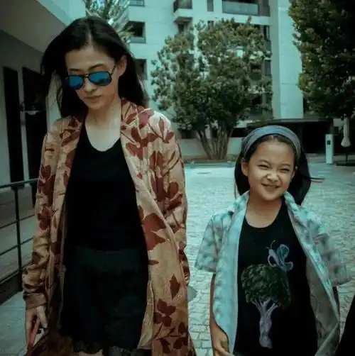 这就是梅婷投向女儿的目光.