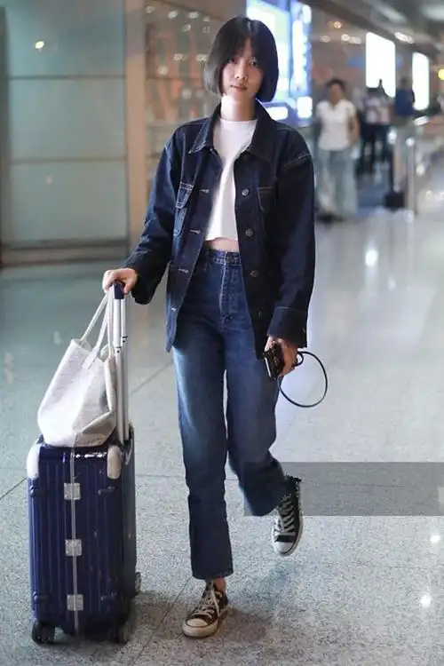 李溪芮穿牛仔外套内搭白色露脐装秀小腹身材高挑装扮显青春活力