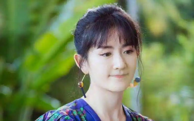 谢娜22年前旧照曝光,满脸的胶原蛋白,气质端庄秀气_争议_变化_风格