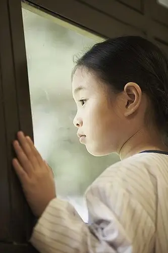 女孩,向窗外看