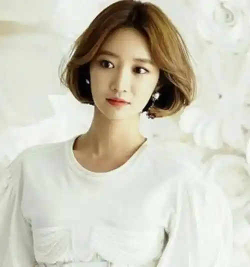 原创四十岁女人洋气短发头发别留太长这5款显气质适合春天