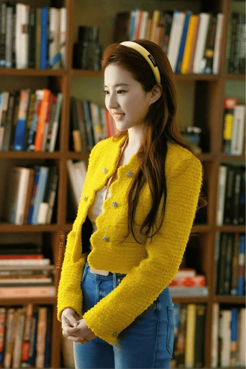 《玫瑰的故事》开播!黄亦玫的扮演者刘亦菲,穿搭时髦洋气又显贵