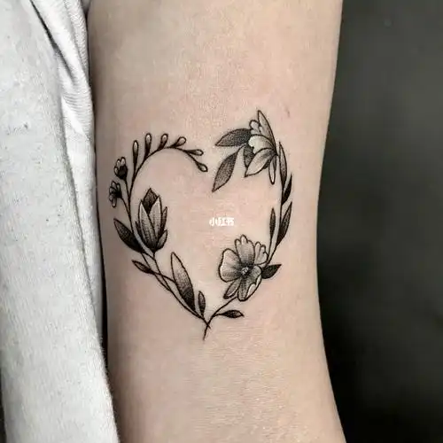 女生手臂爱心小花环纹身图案杭州纹身