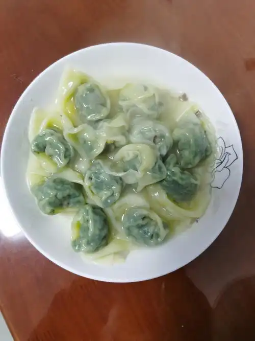 荠菜大馄饨 鲜美锅中炖 倾卷一大盆 莫道不销魂