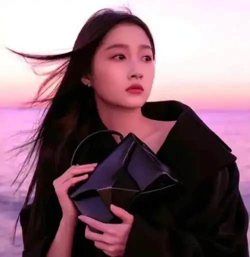 关晓彤海边拍写真秀纤细长腿锁骨吸睛气质又a又飒