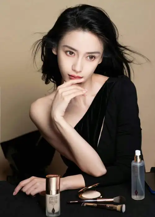 杨颖的锁骨窝##杨颖捧脸随拍