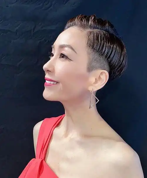 大背头搭配一条彩色连衣裙,超洋气,先来看看伍咏薇的发型吧,其实这种