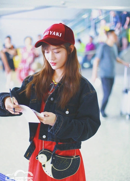 创造101陈意涵粉丝机场私拍,红色短裙显得俏皮可爱