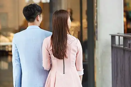 购物背影购物中心逛街的年轻情侣背影背景