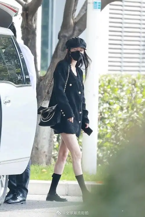 杨幂西装报童帽#今日,杨幂超话现身上海机场,她穿着西装,热裤,搭配报