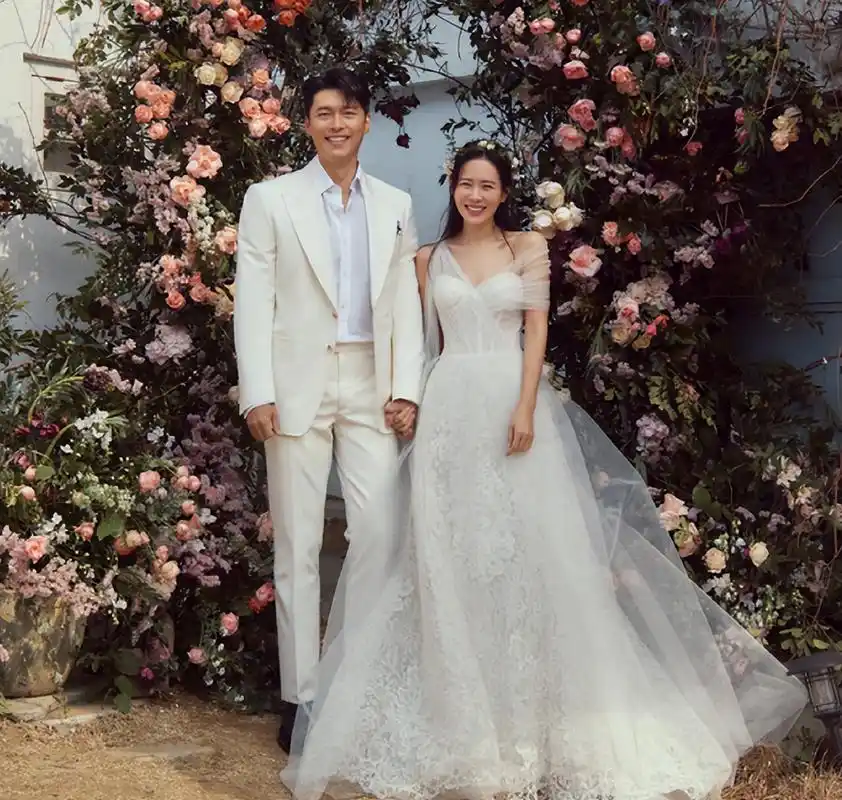玄彬孙艺珍婚纱照公开,两人牵手甜笑,好甜好配啊!
