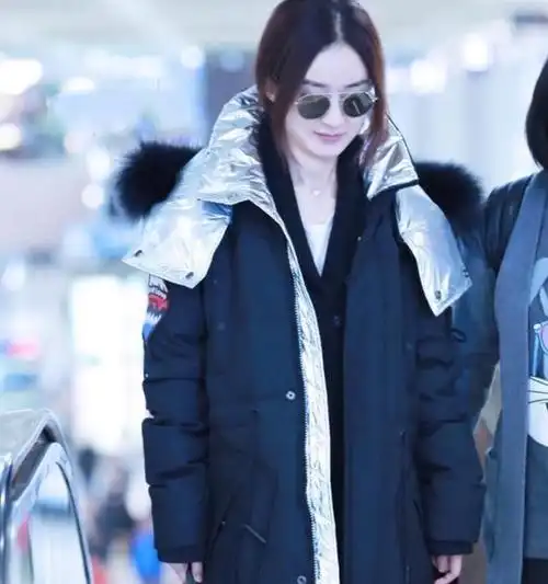 赵丽颖真是一个保暖小能手,穿羽绒服配牛仔裤,"挖"仨洞太抢镜