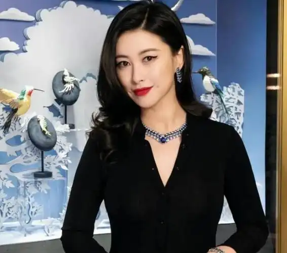 朱珠作为著名演员,平时的生活非常低调,很少会出现在众人眼前,也很少