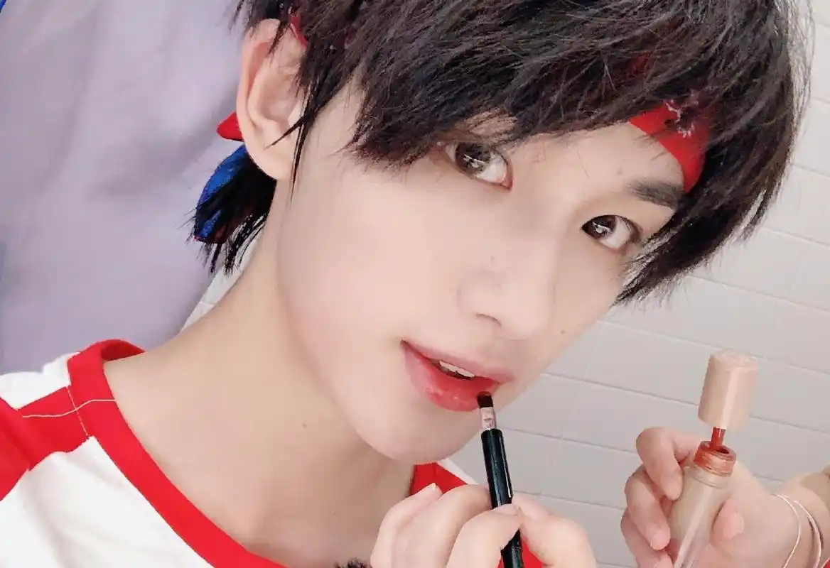 丁程鑫图片:所谓唇红齿白美少年