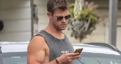 美国队长在推特火了因为他不小心自拍了他