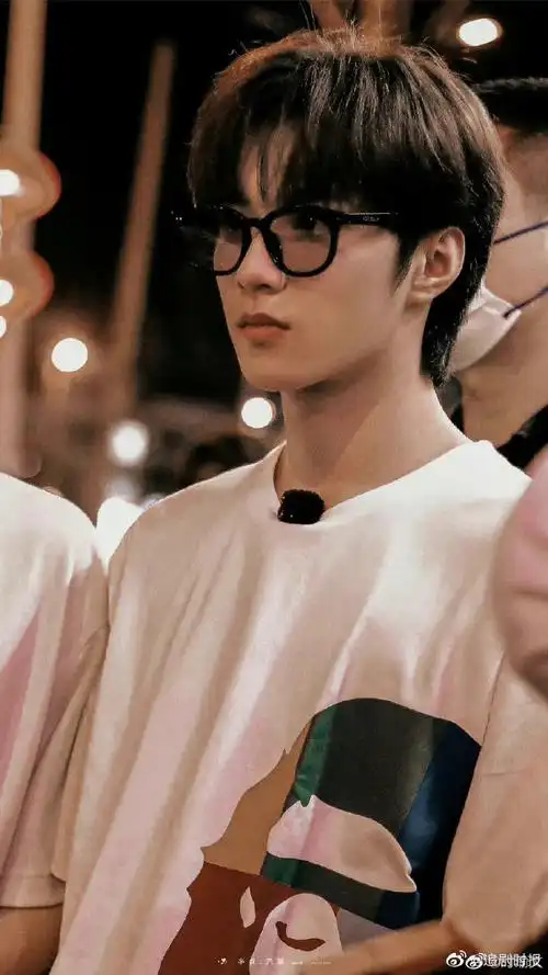 刘耀文白t墨镜造型