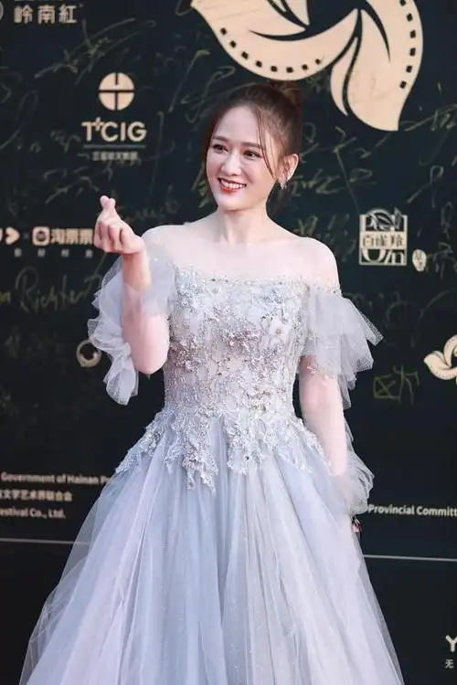 陈乔恩好有少女感身穿浅蓝色网纱礼服有种仙气飘飘的感觉