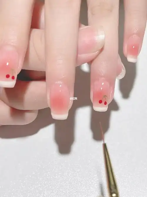 温柔腮红法式樱桃美甲的画法