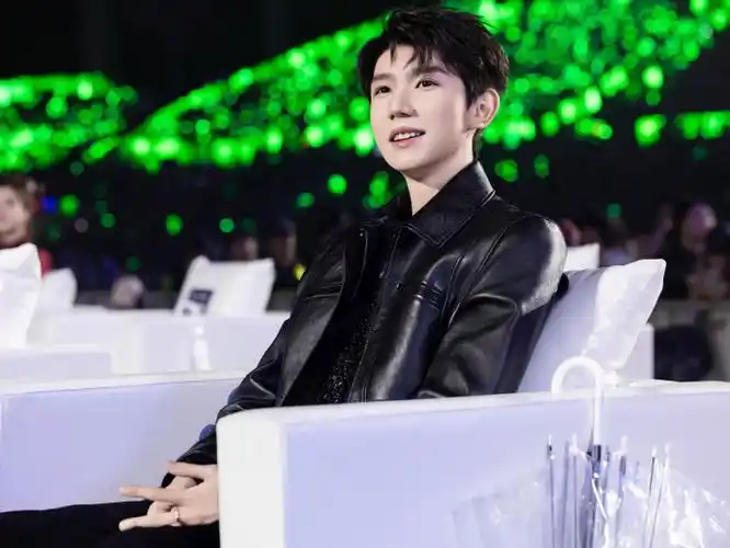 tfboys-王源在#qq音乐巅峰盛典#获得年度巅峰音乐人,2023王源「刻厅