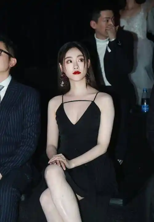 祝绪丹身穿黑色吊带搭配高跟鞋,展现迷人魅力!_皮肤_时尚_身材