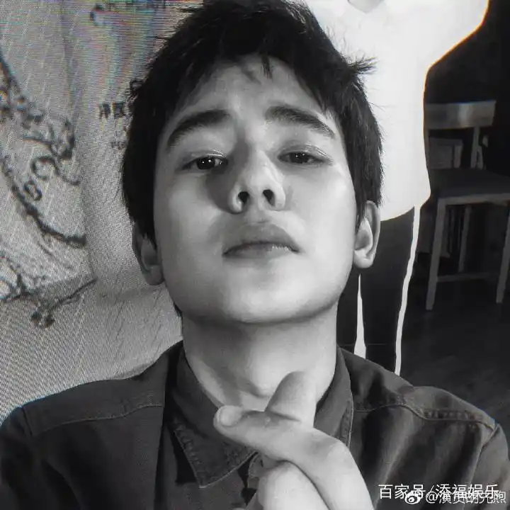 易烊千玺室友胡先煦更博了,自拍角度莫名熟悉,像是大佬教他的!