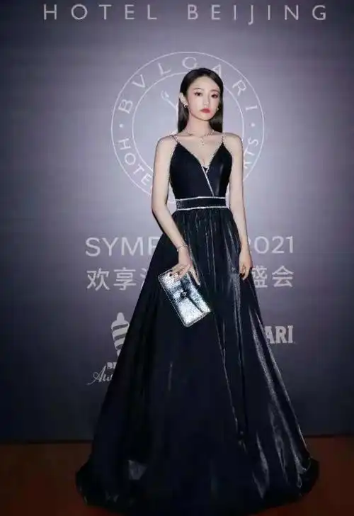 吴佳怡简约吊带长裙造型领边镶满碎钻秀身材美如电影中的人