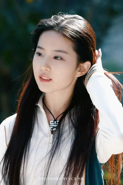 壁纸阳光下灵动明媚的少女@刘亦菲·#刘亦菲玫瑰故事#·#刘亦菲小龙女