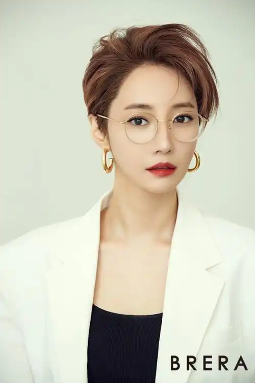 韩国女艺人高俊熙代言眼镜品牌拍宣传照