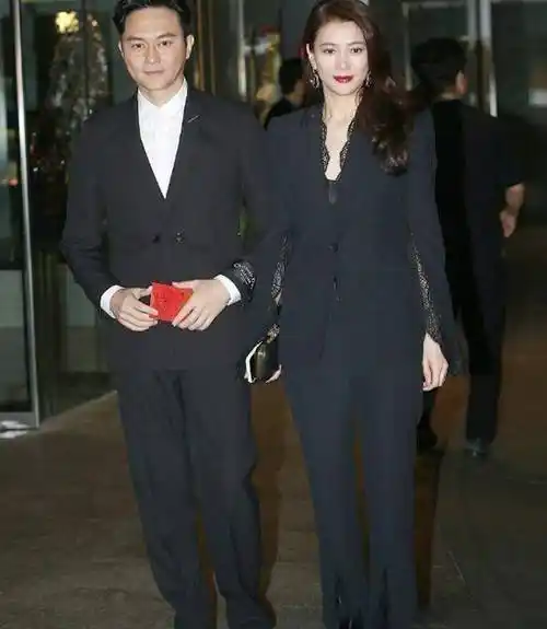 袁咏仪和老公张智霖同框的穿搭也非常优秀,米色拉链针织衫搭配前开衩