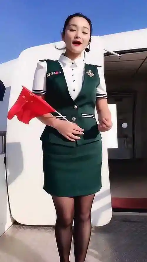美女空姐深情演唱歌曲一首人不仅漂亮歌曲也优美