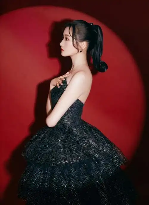 关晓彤黑钻长裙美成"黑天鹅",精修图生图无差别颜值超耐打