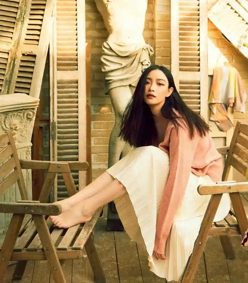 倪妮拥有完美身材就是任性穿黑色刺绣连衣裙优雅大气高贵精致