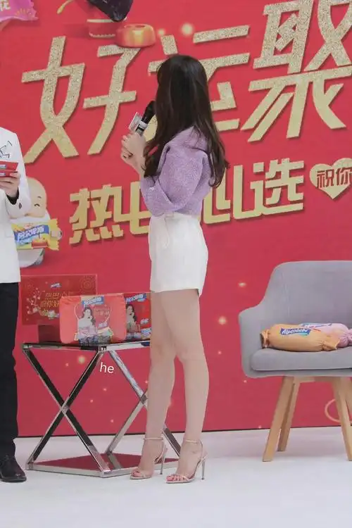 维族之花迪丽热巴美腿玉足大赏腿上那个抱枕是不是有点多余了