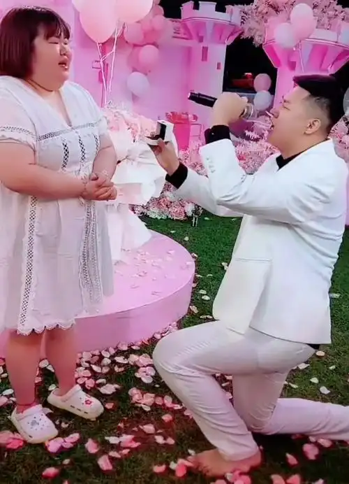 说着说着男友激动的哭了起来,跪地向白小白女徒弟大萌求婚.