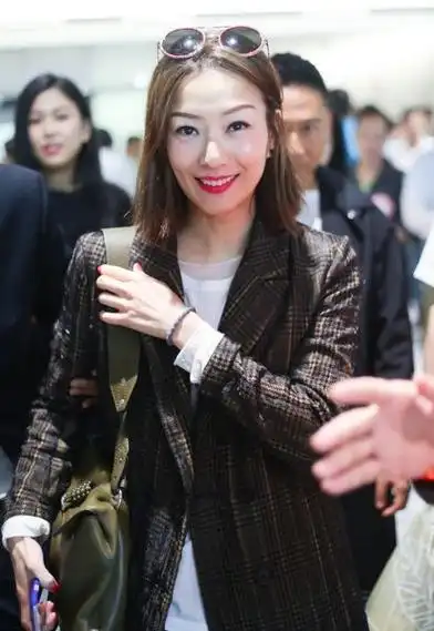 47岁郑秀文状态好极了穿格纹西装配牛仔裤走机场时髦又洋气