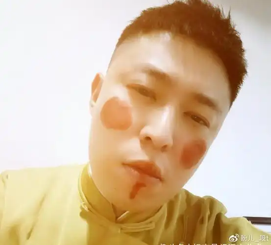 为艺术献身!德云社第一狠人李鹤东,在自家酒馆演了一个星期傻子