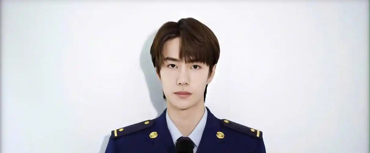 《冰雨火》王一博警服造型真帅,围读照中简约白体恤,满满少年感