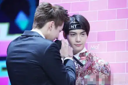 吴亦凡陈伟霆快本玩"壁咚"害羞满场