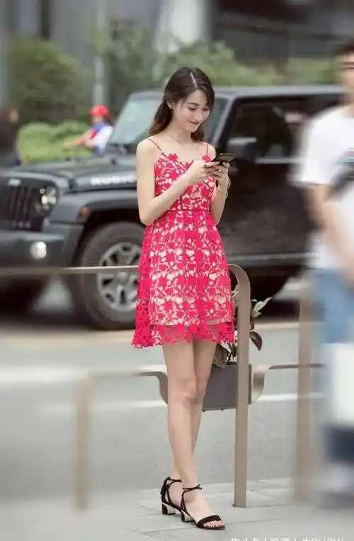 粉色修身连衣裙搭配尖头高跟鞋,温婉柔顺,甜美可爱_时尚_经典_女孩