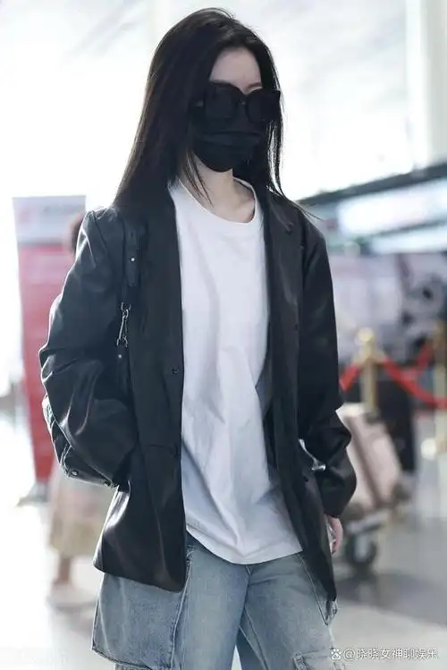 单依纯机场现身惊艳众人,皮衣牛仔阔腿裤简约时尚