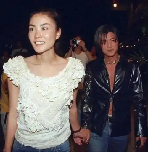 王菲谢霆锋官宣喜讯李亚鹏直播大哭冲上热搜