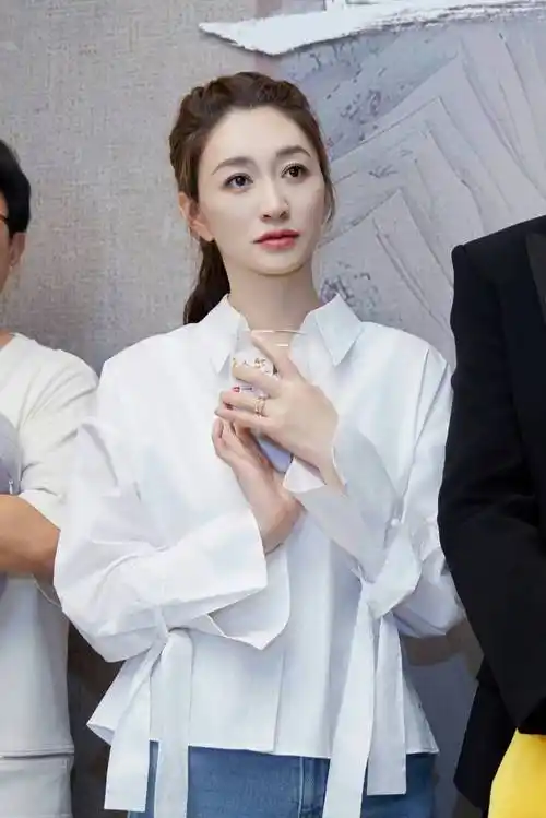 李小冉早期清纯旧照曝光 容貌白皙秀丽今昔无异