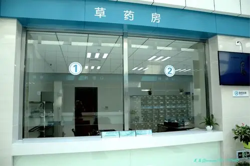 中药房大窗口多窗口发药,增加透明度,缩短排队取药时间