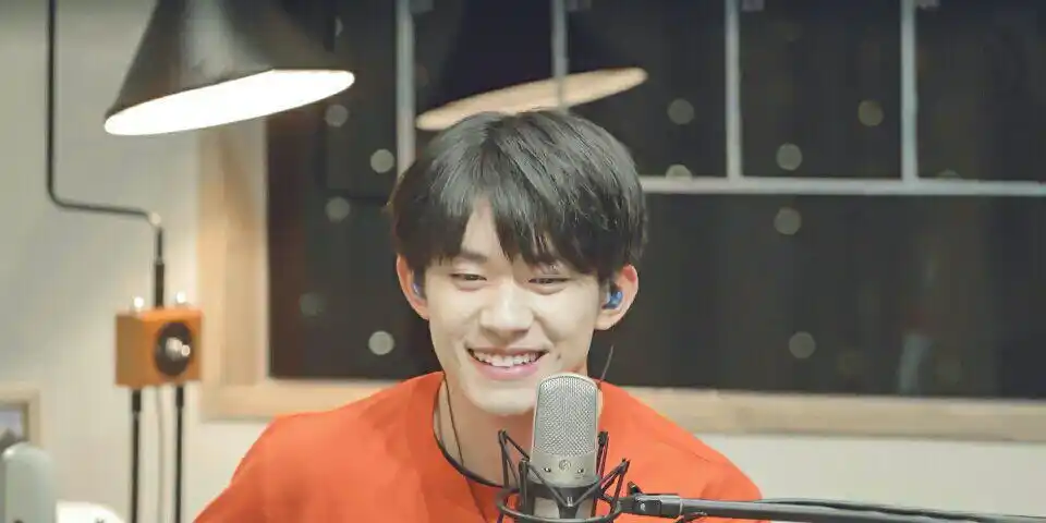 易烊千玺笑容小合集,是笑起来会有小梨涡的阳光少年